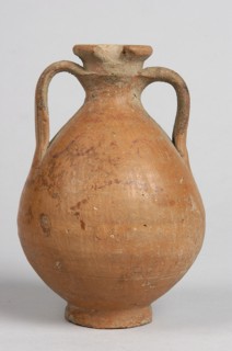 Pelike, Decoration painted on the firnis: between the handles on both sides, a wavy linear tendril