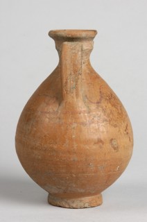 Pelike, Decoration painted on the firnis: between the handles on both sides, a wavy linear tendril