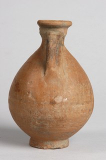 Pelike; decoration painted on the firnis: between the handles on both sides, a wavy linear tendril