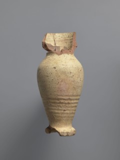 Water vessel qulla. Ovoid, elongated belly; foot edge protrudes outward. Short, wide neck passes
