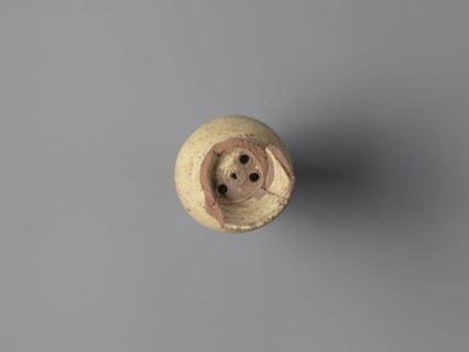Water vessel qulla. Ovoid, elongated belly with the edge of the foot protruding outward. Short,
