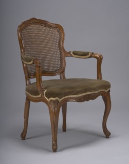 Armchair, In the upper part of the frame a motif of interwoven flowers; upholstered seat; 2nd half