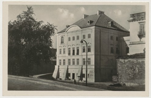 Warsaw. Socialist construction resurrects and discovers the beauty of neglected works of