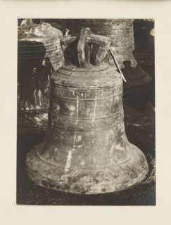 Bell from 1619 from the church in Cerkiew Galicia requisitioned in 1917/1918 — general view; bells;
