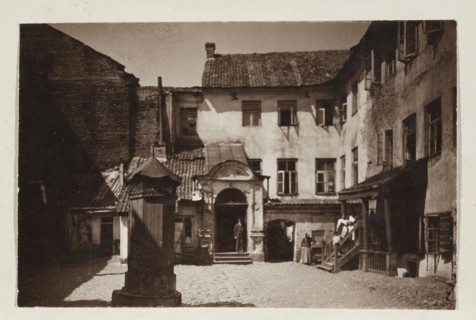 Vilnius — Ghetto. Yard in the Jewish Quarter. Photographer: Jan Bulhak 1876–1950. 1914. Photograph