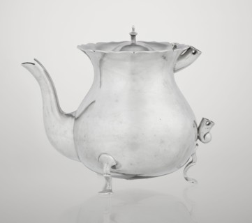 Teapot by Stokes & Ireland Ltd Birmingham; goldsmiths; active 1872–1925. Pear-shaped teapot