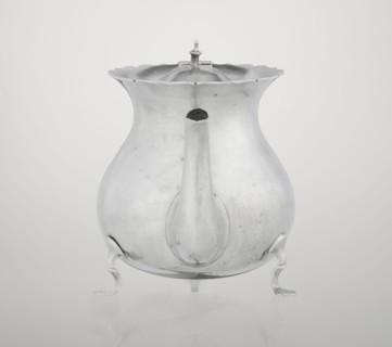 Pear-shaped teapot supported on three legs, smooth, with a flared upper edge topped with a
