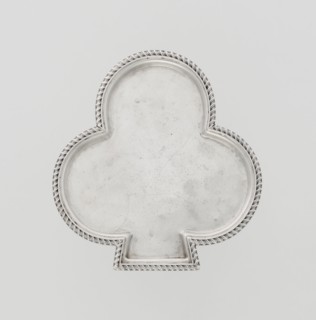 Tray, club-shaped with a smooth mirror surrounded by a raised half-cylinder edged with diagonal