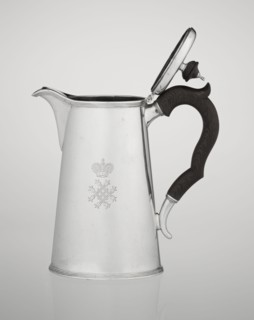 Conical coffee pot with hinged lid, slightly arched and flattened at the top, topped with a wooden