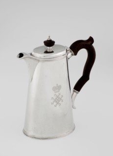 Conical coffee pot with hinged lid, slightly arched and flattened at the top, topped with a wooden