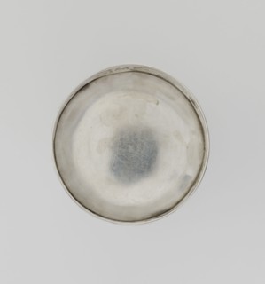 Toilet box by Comyns & Sons London; goldsmith's firm; fl. 1859–1953. Cylindrical toilet box