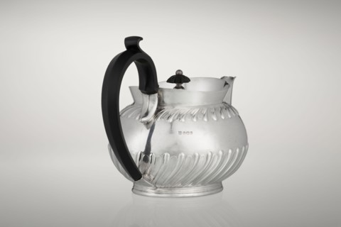 Teapot by Teapot, Goldsmiths & Silversmiths Co Ltd; makers William Gibson & John Langman goldsmiths