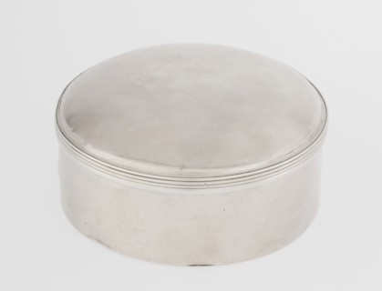 Toilet box by Edward Fernell fl. 1779–1796?: round smooth gold box with a slightly domed lid edged