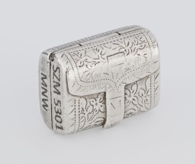 Fragrance container vinaigrette, 1834/1835. Silver vinaigrette in the form of a bag with an