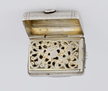 Fragrance container vinaigrette, 1834/1835. Silver vinaigrette in the form of a bag with an