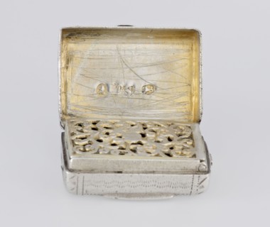 Fragrance container vinaigrette, bag-shaped with envelope closure and protruding tongue; front