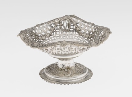 Openwork cake stand by Mappin & Webb Ltd goldsmith, plater, sellers; fl. 1859-. Openwork cake stand