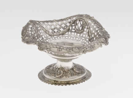 Openwork cake stand by Mappin & Webb Ltd goldsmith, plater, sellers; fl. 1859-. Openwork cake stand