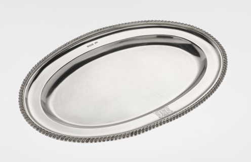 Oval platter by Mappin & Webb Ltd goldsmith, silversmith, dealer, 1904/1905. Silver dish with