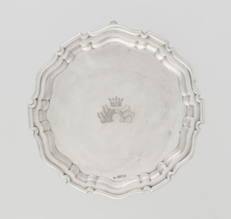 Tray on legs, goldsmith/silversmith, circular with three hoof-shaped legs; slightly raised,