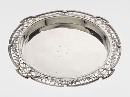 Round tray; maker: Mappin & Webb Ltd goldsmith, silversmith, dealer; fl. 1859-; function: table