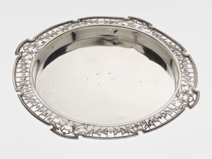Round tray, circular silver with smooth mirror and slightly raised, openwork collar decorated with