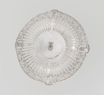 Openwork bowl by Mappin & Webb Ltd goldsmith, silversmith, sellers; fl. 1859-. Bowl on a circular,