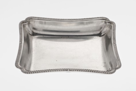 Four-sided platter by Thomas Bradbury & Sons Sheffield; goldsmiths; fl. ca. 1769–1943. Four-sided