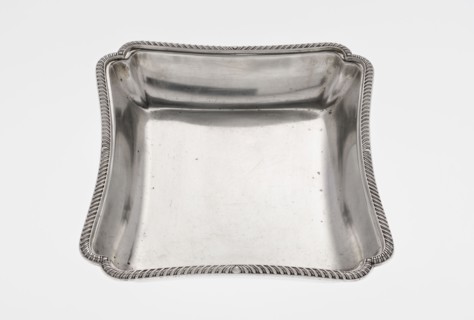 Four-sided platter by Bradbury, Thomas & Sons Sheffield; goldsmiths; fl. ca. 1769–1943. Four-sided