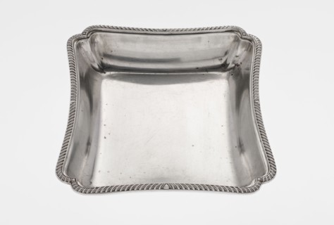 Four-sided platter by Bradbury, Thomas & Sons Sheffield; goldsmiths; fl. ca. 1769–1943.