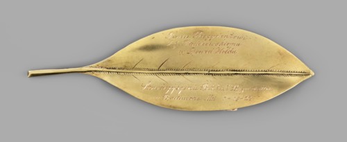 Gold laurel leaf with engraved Polish inscription and date: To President I. Paderewski as a token