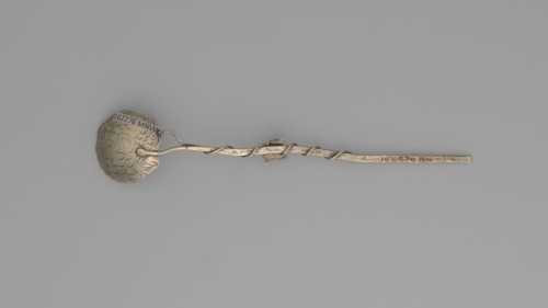 Decorative spoon, vines. Decorative spoon with a flat round scoop with irregular edges decorated on