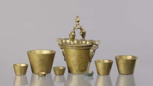 Set of weights, Seven weights in the form of bowls—truncated cones—and an eighth, largest piece
