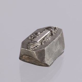 Jewellery die, Approximately hexagonal die with a relief rectangular reserve enclosed at the ends