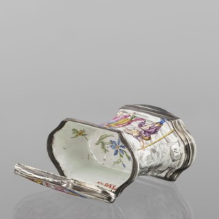Double snuffbox, enameller LZ France?, fl. ca. 1700. Double-sided snuffbox, tall, narrowed halfway
