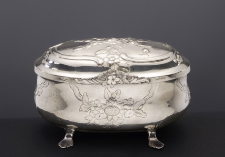 Sugar bowl by Hermann II Neupert fl. 1762–1775, rocaille ornament, rococo style; egg-shaped sugar