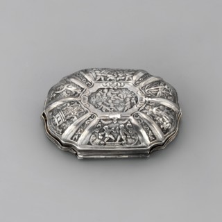 Snuffbox, mythological scenes: Venus, Cupid, Mars, putti. Oval snuffbox with irregular edges; on