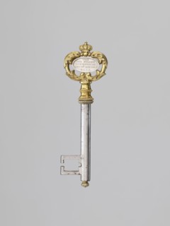 Souvenir key, steel, with a full shank, with a simple feather in the form of two square brackets.