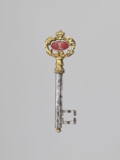 Souvenir key, steel, with a full shank and a simple feather in the form of two square brackets.