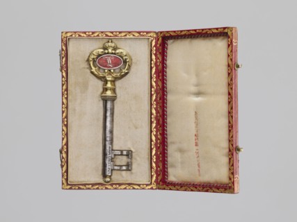 Souvenir key, steel, full shank with a simple feather in the form of two square brackets. Gilded