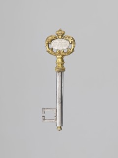 Souvenir key, steel, with a full shank and a simple feather in the form of two square brackets.