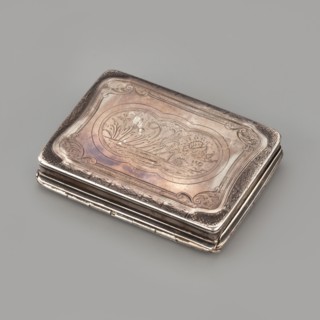 Snuffbox, rectangular, flat snuffbox with engraved decoration showing a squirrel and a rabbit in an