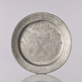 Plate by Otto Friedrich Groth fl. 1792–1822. Flat pewter plate with a smooth mirror, semicircular