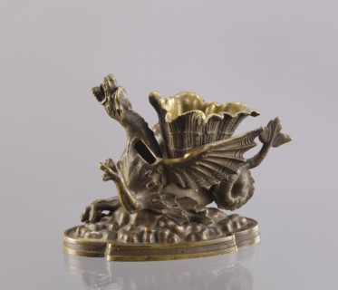 Spirit lamp in the form of a two-winged dragon on a four-leaf oval base. Between the wings is a