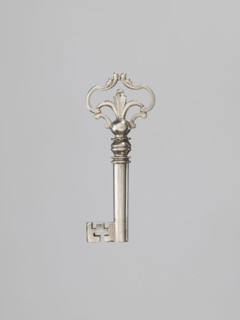 Furniture key, locksmithing; tubular handle with a rectangular quill with cutouts. Ball-shaped node