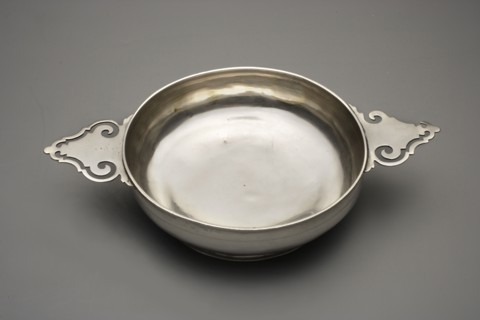 Écuelle by Christian Lieberkühn fl. 1703–1733, goldsmith. Hidden on the bottom: city mark not