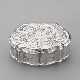 Snuffbox on an oval plan with irregular edges, vertical ribbed walls; on the lid a depiction of