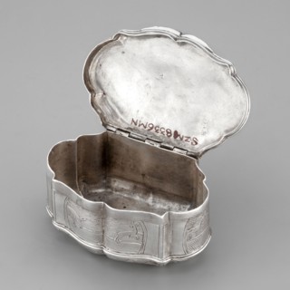 Snuffbox on an oval plan with irregular edges, vertical ribbed walls; on the lid a depiction of