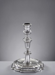 Single-candle candlestick by Hieronymus Holl II 1660–1732, goldsmith. On an octagonal foot with