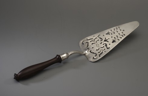 Cake server by Johann Christoph Conradi fl. ca. 1717–1742. Triangular with rounded corners,